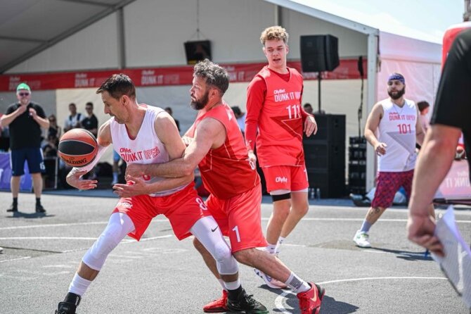 Organizatorių nuotr./Šeštadienį prie Baltojo tilto įvyko „OlyBet DUNK IT Open“ krepšinio renginys.