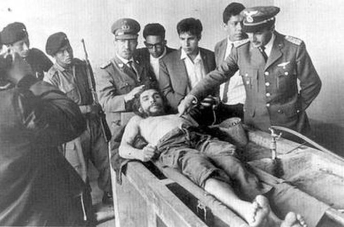Wikipedia.org nuotr./Bolivijos kariai ir pareigūnai prie Ernesto Che Guevaros kūno