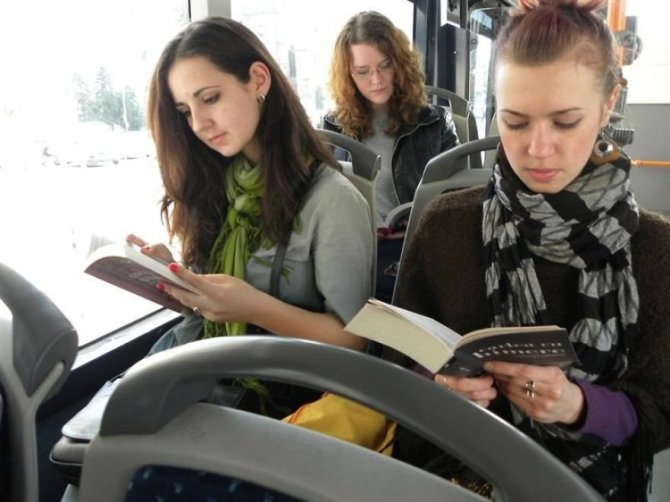 Socialinės akcijos organizatorių nuotr./Skaitantys knygas rumunai viešuoju transportu važiuoja nemokamai