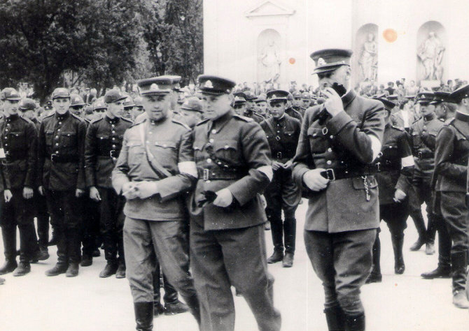 Wikimedia Commons / Public Domain nuotr./LAF aktyvistai ir Lietuvos kariuomenės kareiviai Vilniuje 1941 m.