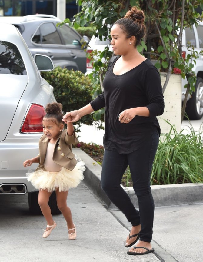 Vida Press nuotr./Kim Kardashian ir Kanye Westo dukra North su aukle