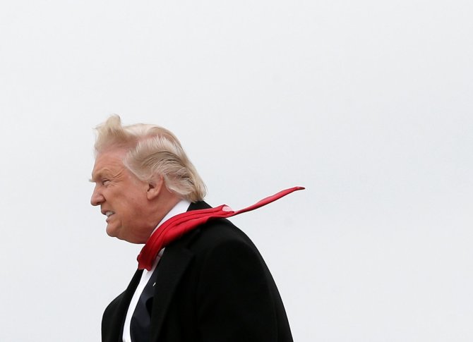 „Reuters“/„Scanpix“ nuotr./Būsimas JAV prezidentas Donaldas Trumpas išlipa iš savo privataus lėktuvo