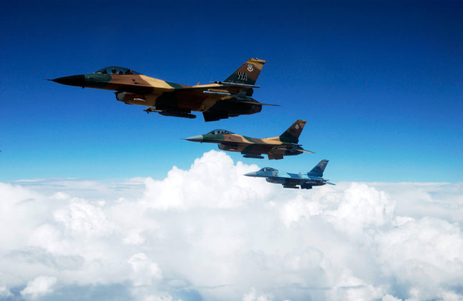 Robert W. Valenca/U.S. Air Force nuotr./JAV naikintuvas „F-16 Falcon“ maskuojamosios spalvos imituoja priešo „Mig“