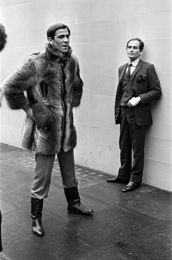 Vida Press nuotr./Pierre'as Cardinas su jo kurtus drabužius demonstruojančiu modeliu (1966 m.)