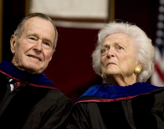 „Reuters“/„Scanpix“ nuotr./George'as Bushas vyresnysis su žmona Barbara