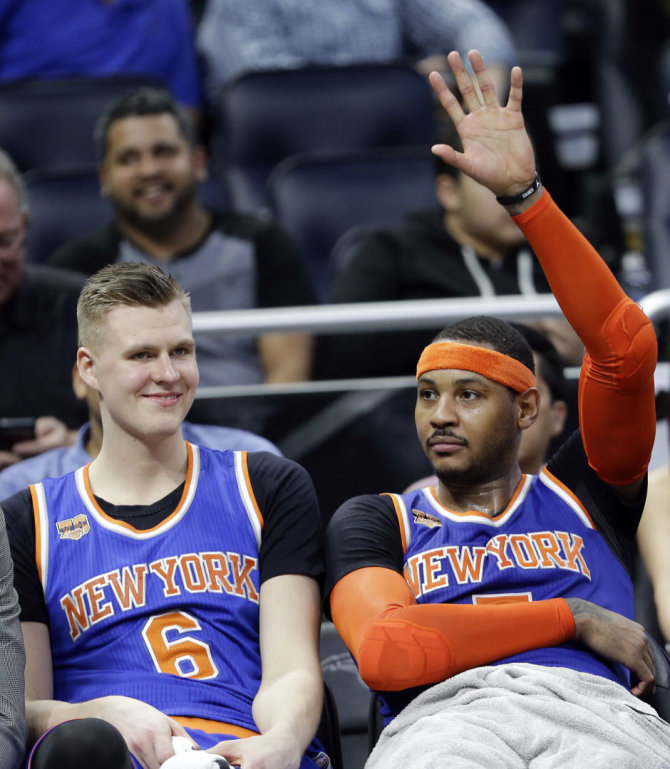 „Scanpix“ nuotr./Kristapas Porzingis ir Carmelo Anthony