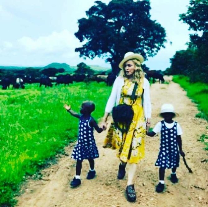 „Instagram“ nuotr./Madonna su dvynukėmis Esther ir Stella