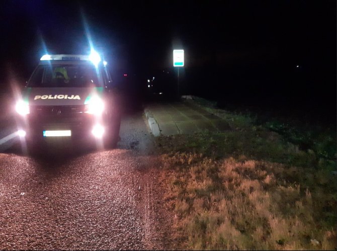 Kauno apskrities policijos nuotr./Kėdainių rajone „Passat“ apgadino autobusų stotelę