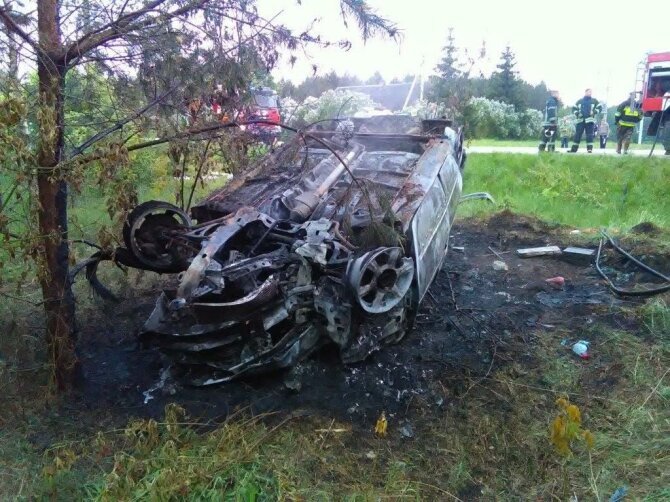 Kauno apskrities VPK nuotr./Kaišiadorių rajone vertėsi ir užsidegė girto vyro vairuojamas „Renault“