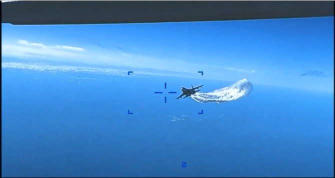 Kadras iš vaizdo įrašo, kuriame Rusijos lėktuvas susiduria su JAV dronu