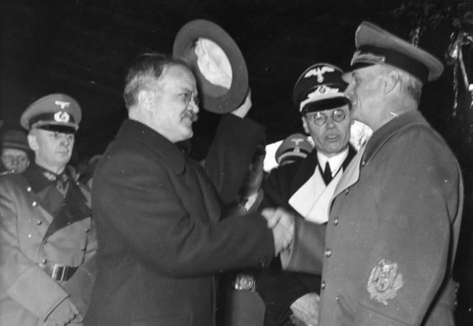 Vokietijos Bundesarchyvo/Wikimedia.org nuotr./Viačeslavas Molotovas sveikinasi su Joachimu von Ribbentropu Berlyne.