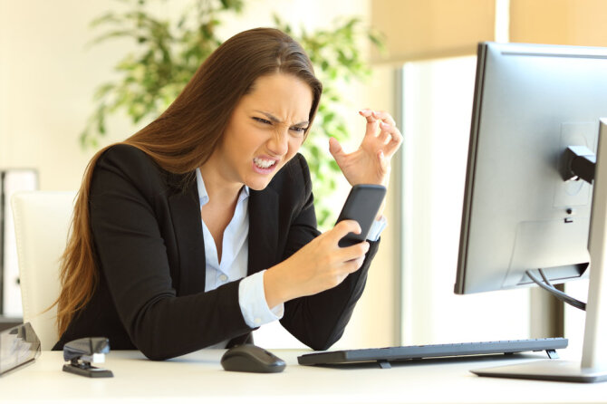 Shutterstock nuotr./Supykusi moteris darbe (asociatyvinė nuotr.)