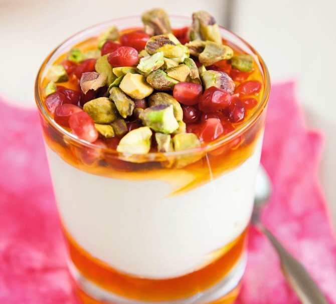 Shutterstock nuotr./Naminis jogurtas su granatais ir pistacijomis