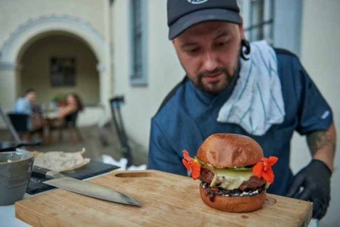 Organizatorių nuotr. /„Vilnius Burger Fest“ aukciono akimirka