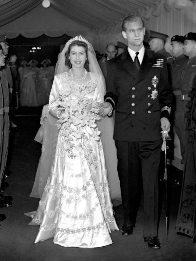 „Scanpix“ nuotr./Elizabeth II ir princas Philipas per savo vestuves 1947 m.