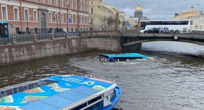 Telegram/Sankt Peterburge autobusas su žmonėmis įkrito į Moikos upę