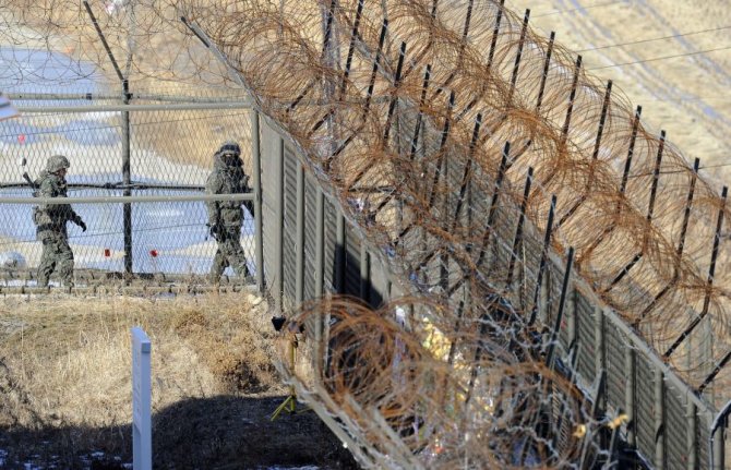 AFP/Scanpix nuotr./Pietų Korėjos kariai, patruliuojantys ties siena su Šiaurės Korėja.