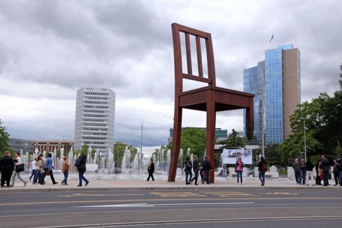 123rf.com /„Place Des Nations“, fontanas ir milžiniška sulūžusi kėdė – kovos su minomis simbolis