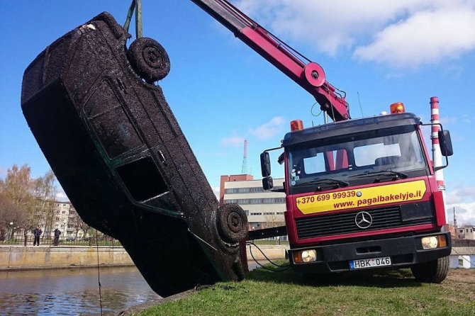 „Darom“ organizatorių nuotr./Praėjusiais metais per akciją „Darom“ iš Danės upės dugno ištrauktas automobilis nustebino net narus.