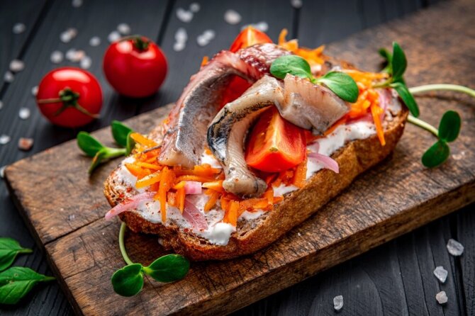 Shutterstock nuotr./Šiltai marinuota silkė su morkomis, svogūnu ir paprika