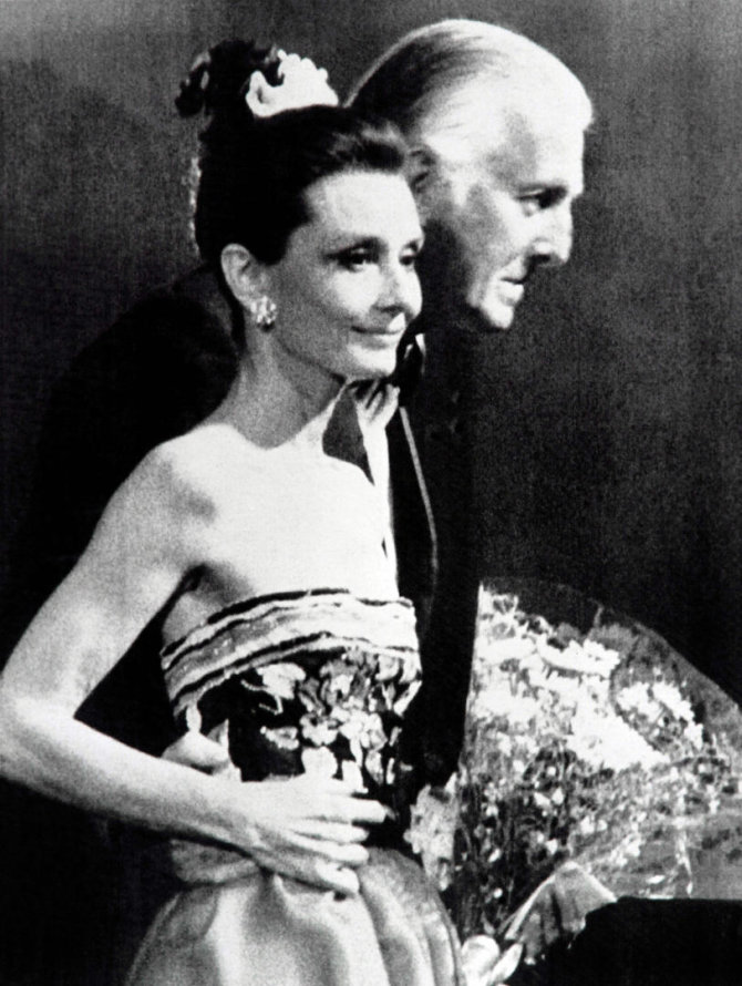 AFP/„Scanpix“ nuotr./Dizaineris Hubertas de Givenchy ir Audrey Hepburn 1983 metais