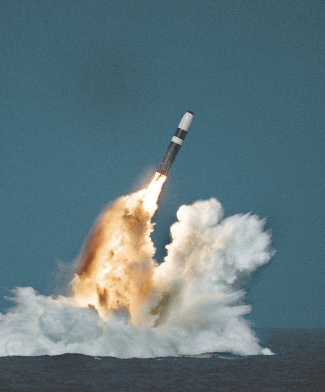 Wikipedia.org nuotr./Branduolinės raketos „Trident II“ startas iš povandeninio laivo