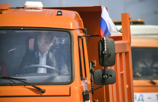 „Scanpix“/AP nuotr./Putinas sunkvežimiu pervažiavo naujuoju tiltu į aneksuotą Krymą