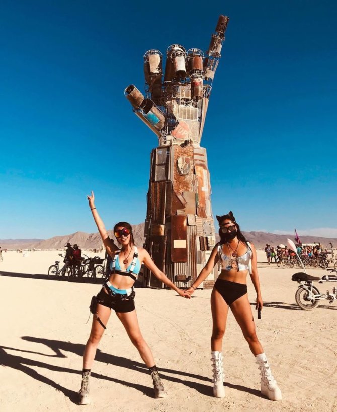 „Instagram“ nuotr./„Burning Man“ festivaliautojai
