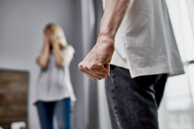 Shutterstock nuotr./ Anot S.Subačiaus svarbu, kad emocinis smurtas neperaugtų į fizinį.