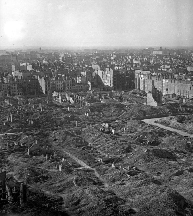 Vida Press nuotr./Varšuvos griuvėsiai 1945 m.