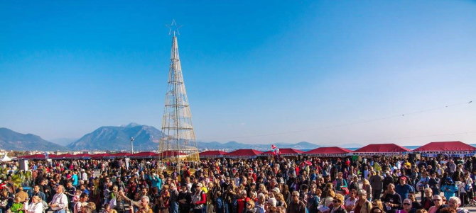 Margirio Klenavičiaus nuotr./Daugybė lankytojų Kalėdų mugėje Alanijoje