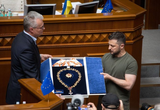 Ukrainos prezidento biuro nuotr./G.Nausėda įteikė apdovanojimą V.Zelenskiui