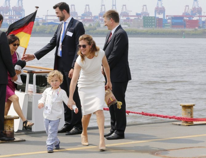 „Scanpix“/AP nuotr./Kanados premjero žmona Sophie Gregoire-Trudeau su sūnumi