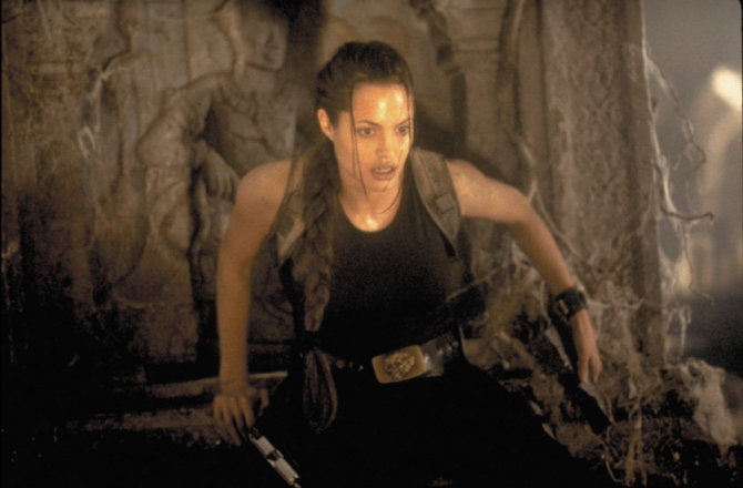 Kadras iš filmo/Angelina Jolie filme „Kapų plėšikė Lara Kroft“ (2001 m.)