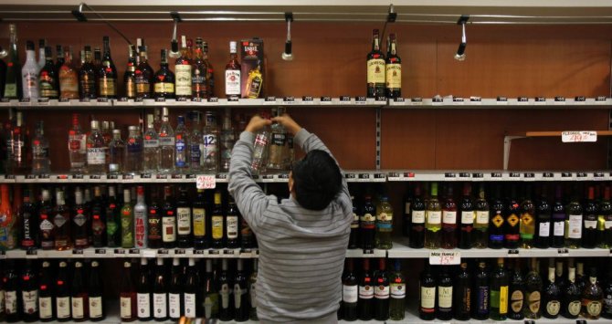 „Reuters“/„Scanpix“ nuotr./Stiprūs alkoholiniai gėrimai išimami iš lentynų Čekijoje