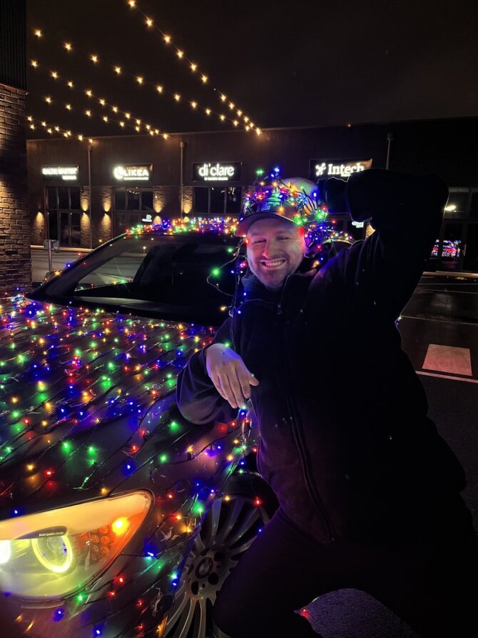 Asmeninė nuotr./Rokas prie lemputėmis puošto „BMW“