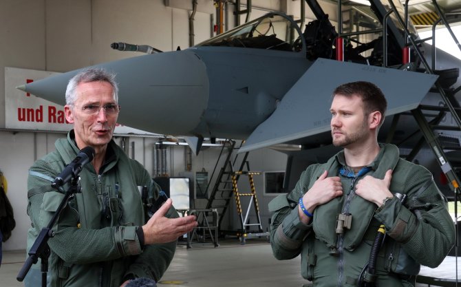 dpa/Scanpix/NATO vadovas Jensas Stoltenbergas sėdo prie naikintuvo „Eurofighter“ šturvalo