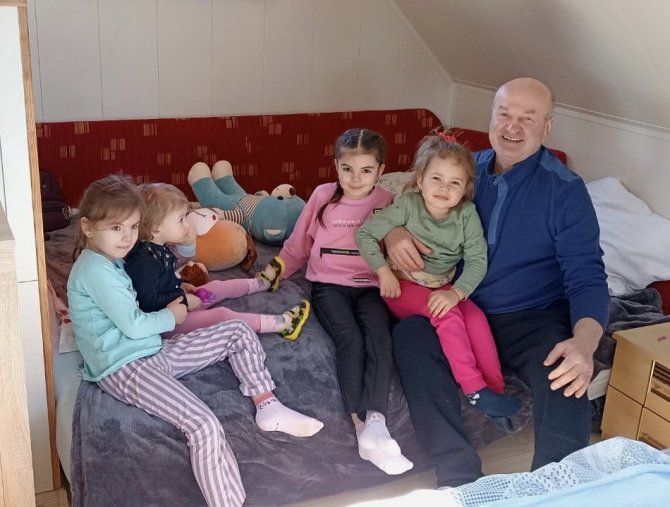 Asmeninio archyvo nuotr./Vytautas Antanas Stankevičius su ukrainiečių šeimų vaikais