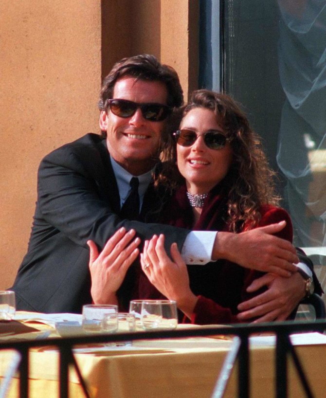Vida Press nuotr./Pierce'as Brosnanas su žmona Keely Shaye Smith (1996 m.)