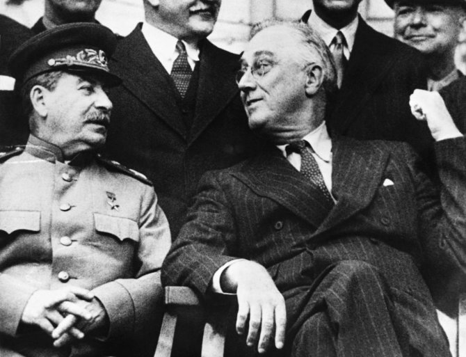 Leidyklos nuotr./ J.Stalinas ir F.D.Ruzveltas bendrauja Teherano konferencijoje 1943 m.