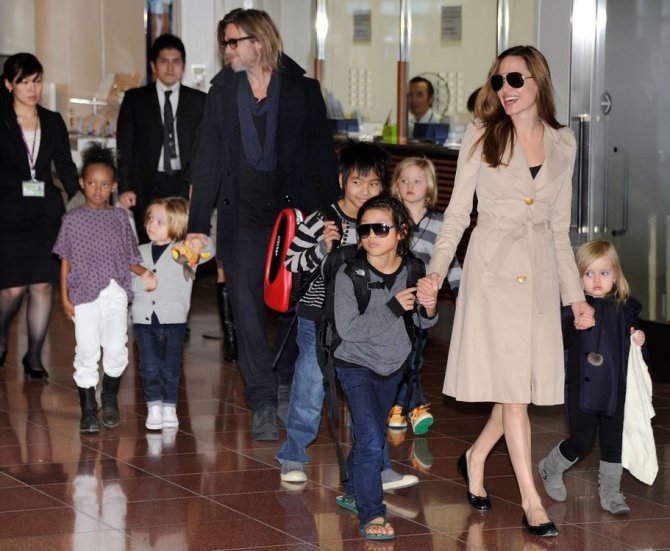 AFP/„Scanpix“ nuotr./Bradas Pittas ir Angelina Jolie su vaikais