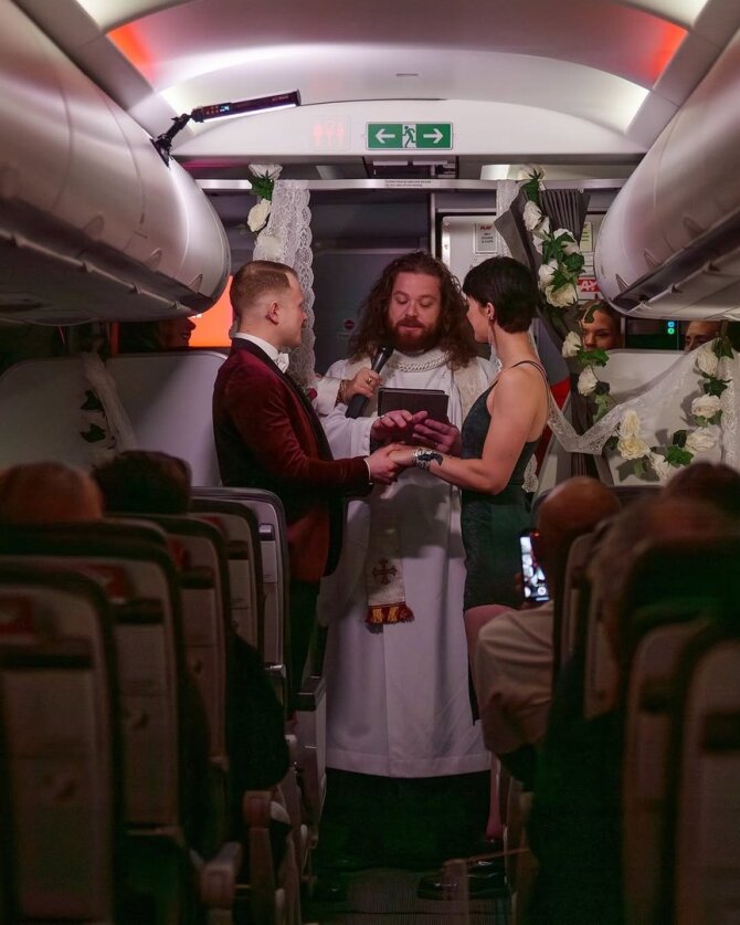 Play Airlines nuotr./Pora susituokė skrydžio metu