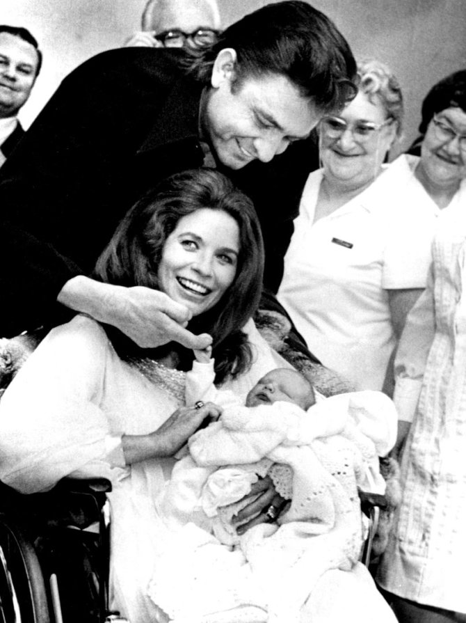 Vida Press nuotr./Johnny Cashas ir June Carter su jųdviejų sūnumi Johnu (1970 m.)