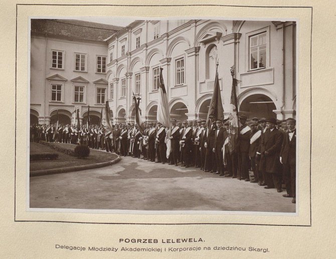 „Album obchodu 350-lecia Uniwersytetu Stefana Batorego w Wilnie“, Polona.pl archyvas./Tarpukario Vilnius, Stepono Batoro universiteto korporacijos Didžiajame (Skargos) kieme 1929 m. 