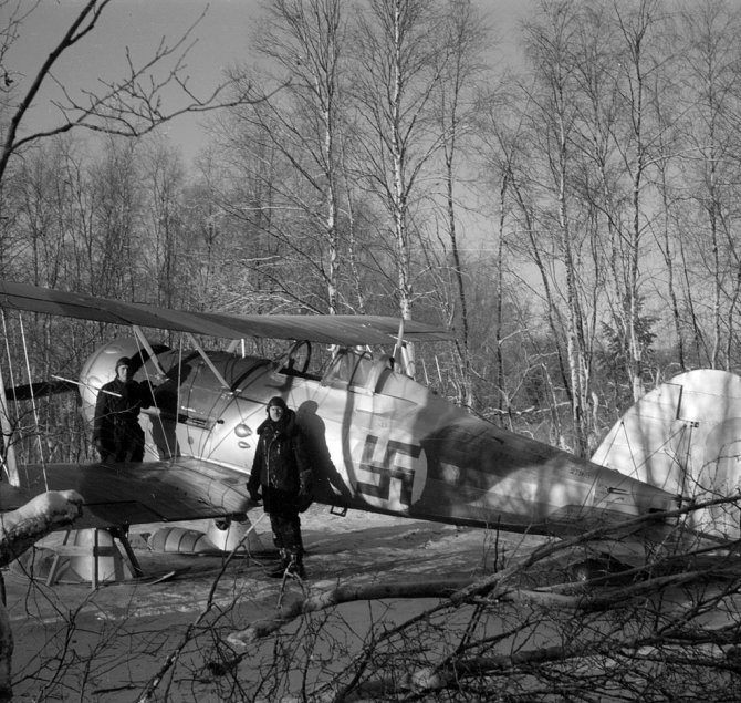 Wikipedia.org nuotr./Švedijos savanoriai lakūnai su naikintuvu „Gloster Gladiator“