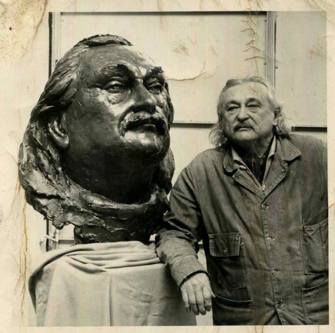 VVGŽM nuotr./Žakas Lipšicas prie savo bronzinio biusto, apie 1970 m. 