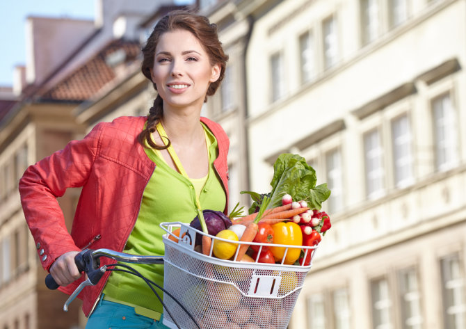 Shutterstock nuotr./Moteris su daržovių krepšiu.