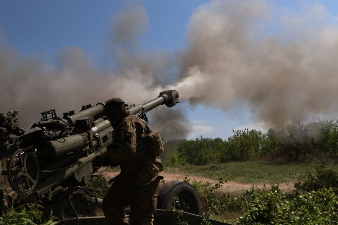 Ukrainos kariuomenės nuotr./Ukrainos kariuomenė naudoja haubicas M777