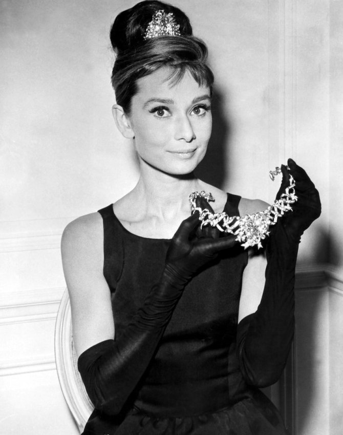 Vida Press nuotr./Audrey Hepburn segi vėrinį su „Tiffany“ deimantu (1961 m.)