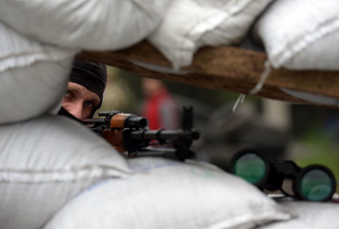AFP/„Scanpix“ nuotr./Ginkluotas prorusiškas separatistas Slovjanske